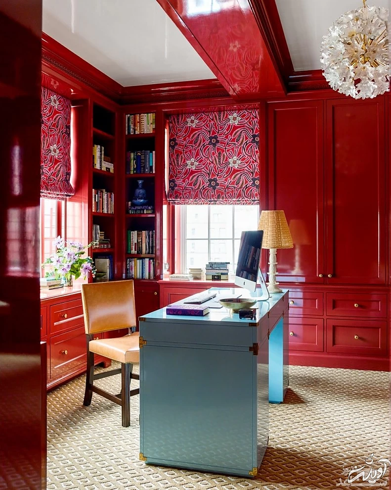 دفتر کار به رنگ قرمز